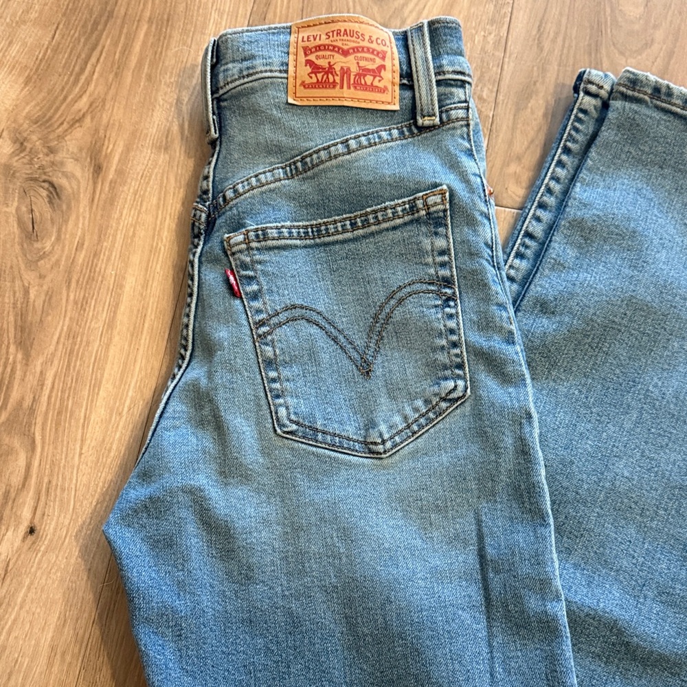 Levi's Women’s  Ribcage Straight Jeans - Picture 2 of 10